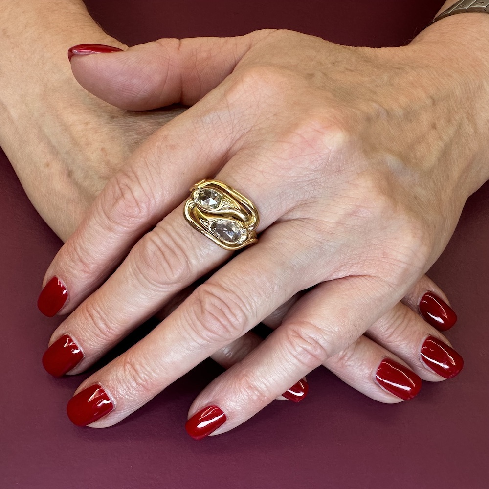 Anello in oro rosso 18 karati a doppia serpe con diamanti Italia
