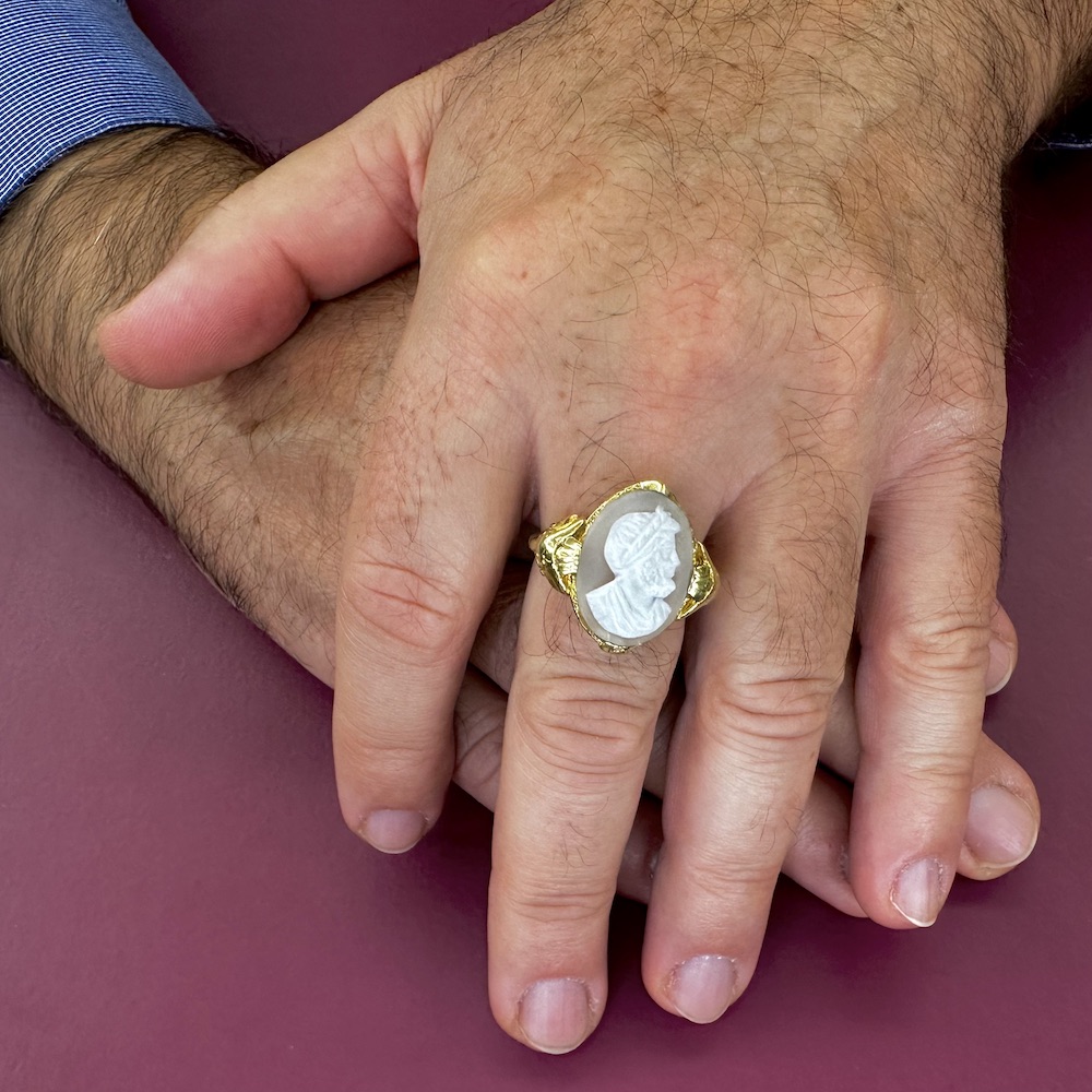 Anello in oro 18 karati con cammeo di conchiglia Svizzera anni 60 Vendita Gioielli d epoca Passione Antiqua