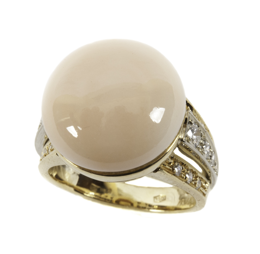 Anello corallo rosa e brillanti sale
