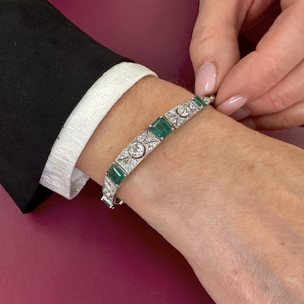 Bracciale in oro e platino con diamanti e smeraldi Italia anni