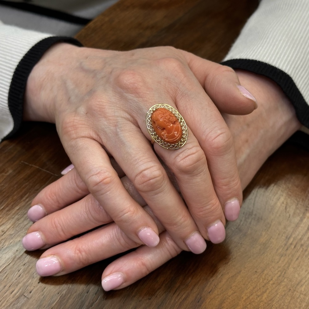 Anello corallo oro giallo hotsell