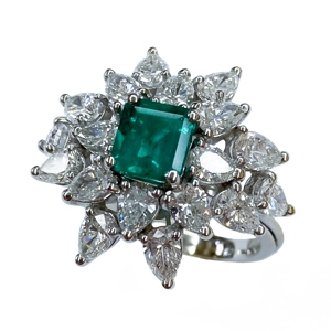 18 karat white gold ring with Colombian emerald and diamonds - Italy