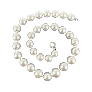 Australian pearl necklace with 18 karat white gold clasp - Italy