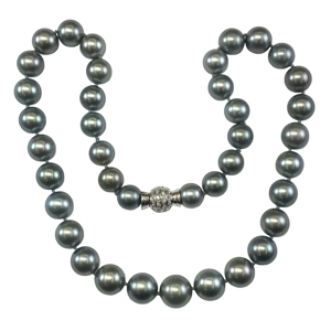 Collana di perle Tahiti con chiusura in oro 18 karati e diamanti - Italia