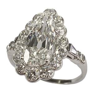 Anello in platino con diamante a goccia e brillanti - Italia anni '50