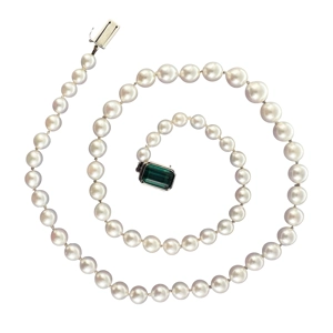 Akoya pearl necklace with 18 karat white gold clasp with tourmaline - Italy 1960s