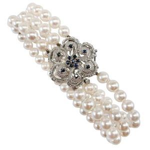 Akoya pearl bracelet with 18 karat gold clasp and sapphires - Italy 1960s