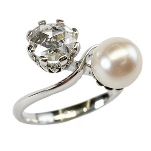 Anello contrarié in oro bianco 18 karati con perla Akoya e diamante - Italia anni '50
